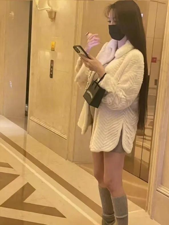 笑容甜美似初恋被赞人美心善再度圈粉AG真人平台baby带小海绵做公益(图5)