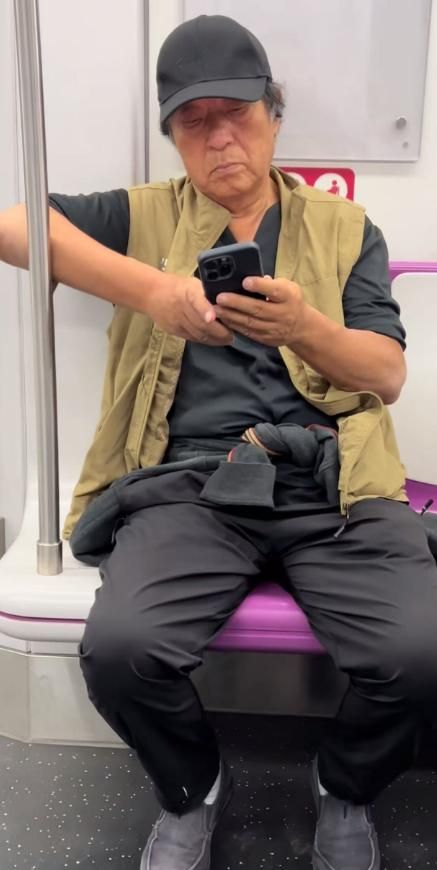 遇老态龙钟认不出裤腿上还有白色油漆AG真人地址76岁牛群坐地铁被偶(图1)
